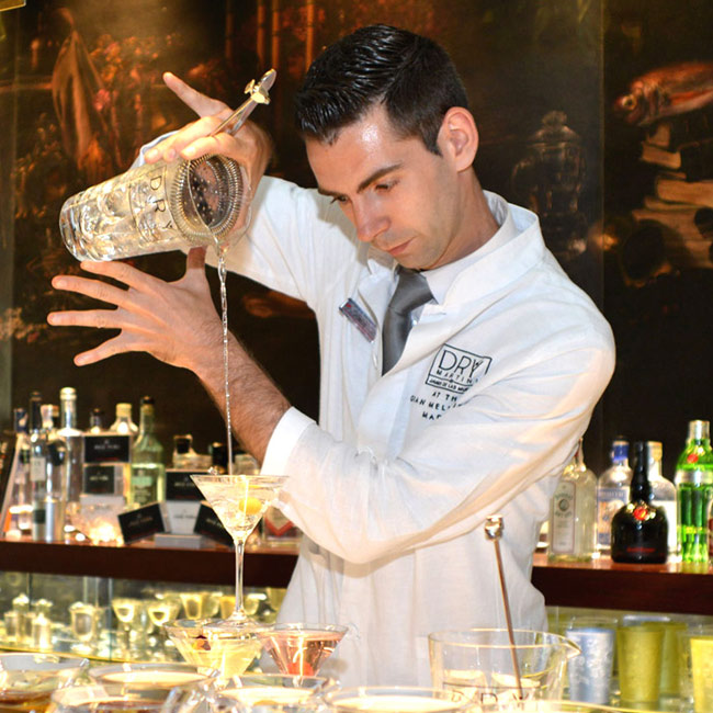 El Barman Jesús Abia en Dry Martini By Javier de las Muelas at the Gran Meliá Fénix Madrid